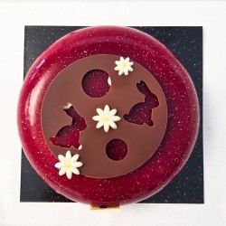 Dessert de Pâques chocolat & fruits rouges – Entremets Galet pascal